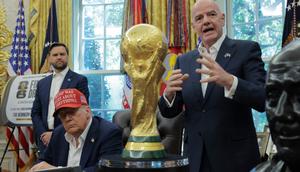 Presiden FIFA, Gianni Infantino, berbicara tentang Piala Dunia 2026 bersama Presiden AS, Donald Trump, dan Wakil Presiden, JD Vance, di Ruang Oval Gedung Putih pada 22 Agustus 2025 di Washington, DC. Trump mengumumkan bahwa pengundian Piala Dunia FIFA 2026 akan berlangsung di Kennedy Center. (Chip Somodevilla/Getty Images via AFP)