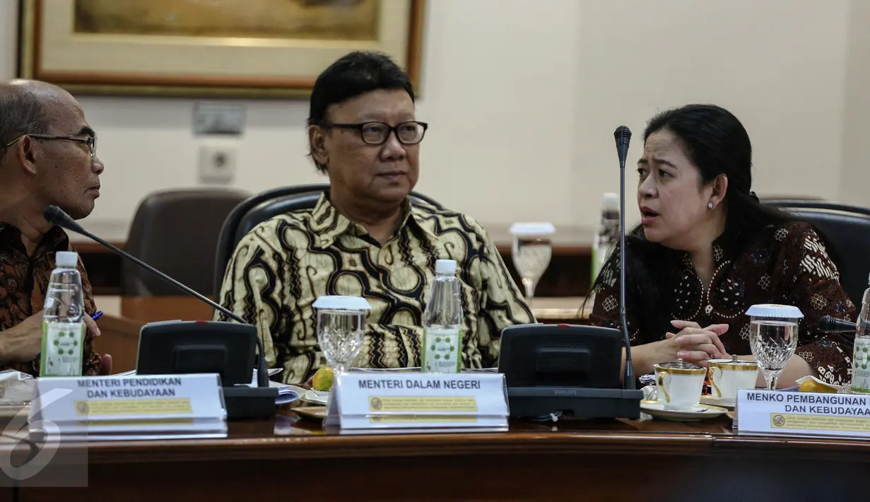 Menko PMK Puan Maharani dan Mendagri Tjahjo Kumolo terlihat menghadiri rapat kabinet terbatas di Kantor Kepresidenan, Jakarta, Jumat (12/8). Rapat tersebut membahas soal pencegahan dan penanganan kebakaran hutan dan lahan. (Liputan6.com/Faizal Fanani)