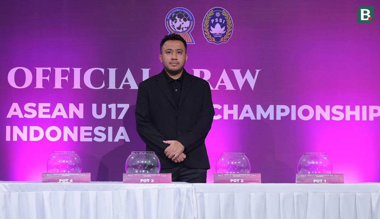 Exco PSSI, Muhammad bersiap melakukan pengundian dalam acara drawing Piala AFF U-17 2026 yang berlangsung di SCTV Tower Lt 8, Senayan, Jakarta pada Jumat (06/03/2026). Timnas Indonesia U-17 tergabung ke dalam Grup A bersama Vietnam, Malaysia, dan Timor Leste. (Bola.com/Bagaskara Lazuardi)