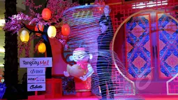 Aksi pemain akrobat bermain hollahop dalam pertunjukan "The Dazzling Duo Chinese Acrobatic Show" di Tangerang City Mall, Tangerang, Jumat (20/2/2015). Pertunjukan akrobat dalam rangka memperingati Imlek 2566. (Liputan6.com/Faisal R Syam) 