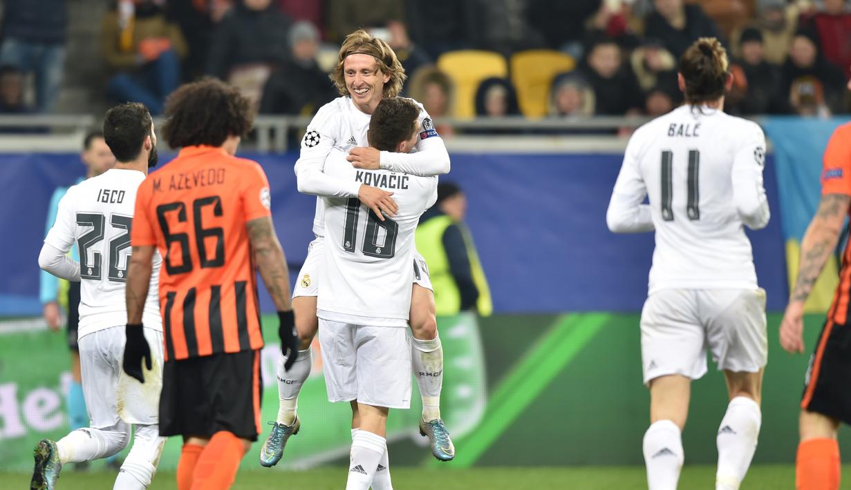 Striker Real Madrid, Luka Modric, merayakan gol yang dicetaknya ke gawang Shakhtar Donetsk dalam laga Grup A Liga Champions di Stadion Lviv Arena, Lviv, Ukraina, Kamis (26/11/2015) dini hari WIB. (AFP Photo/Sergei Supinsky)