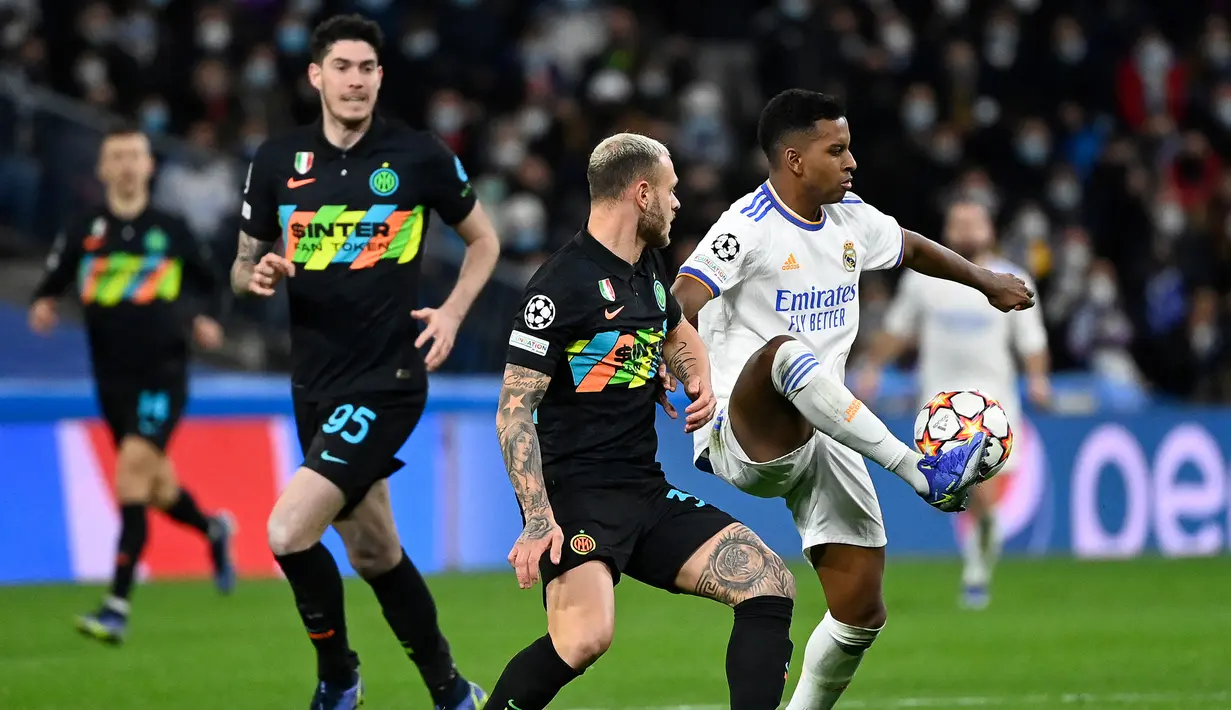 Berikutnya adalah pelunag dari Rodrygo. Usai menerima umpan Toni Kroos, tembakannya dari tengah kotak penalti hanya membentur tiang gawang Inter. (AFP/Pierre-Philippe Marcou)