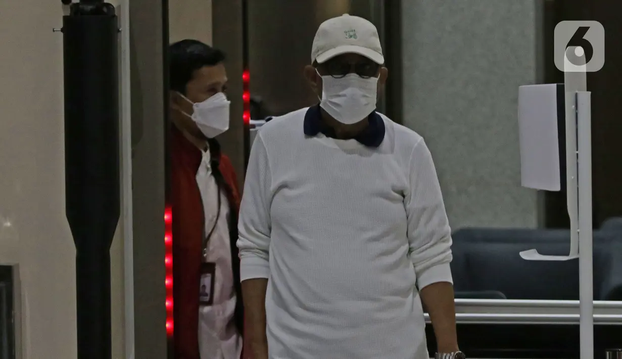 Wali Kota Ambon, Richard Louhenapessy saat memasuki Gedung KPK, Jakarta, Jumat (13/5/2022). Richard Louhenapessy akan menjalani pemeriksaan dugaan suap terkait pemberian persetujuan izin prinsip pembangunan cabang usaha retail di Kota Ambon tahun 2020. (Liputan6.com/Helmi Fithriansyah)