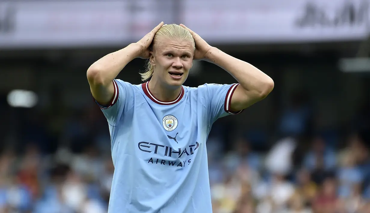 Menjamu Crystal Palace, Manchester City harus tertinggal dua gol di babak pertama yaitu lewat gol bunuh diri John Stones (4') dan Joacim Andersen (21'). (AP/PA/Nick Potts)