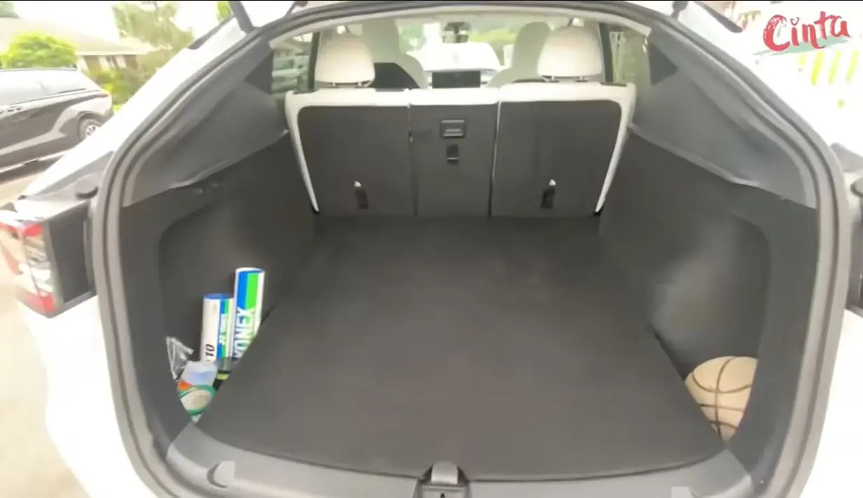 Cinta mengungkapkan salah satu alasannya memilih mobil tersebut. Ia mengaku bahwa mobil tersebut bisa membawa banyak barang. Cinta juga menunjukkan beberapa begasi dalam mobil tersebut. [Youtube/Cinta]