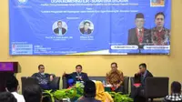 Peneliti Naskah Kuno Ogan Komering Ilir Sumsel memaparkan hasil penelitian di Hotel Grand Inna Palembang Sumsel (Liputan6.com / Nefri Inge)