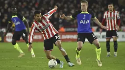 Gelandang Sheffield United Iliman Ndiaye berebut bola dengan gelandang Tottenham Hotspur Oliver Skipp  pada putaran kelima Piala FA 2022/2023 di Bramall Lane, Rabu (2/3/2023) dini hari WIB. Tampil lebih dominan, Tottenham Hotspur  kalah lewat gol tunggal Iliman Ndiaye pada menit ke-79. (AP Photo/Rui Vieira)