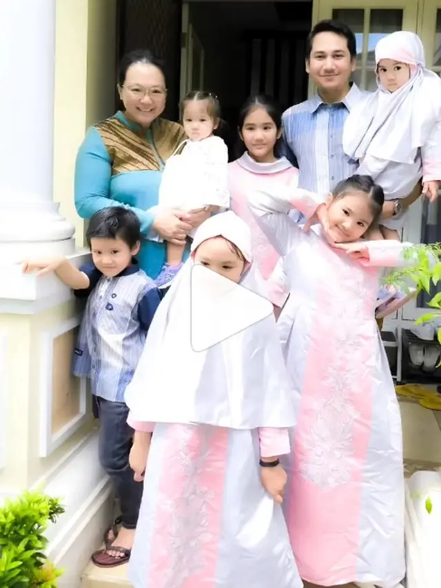 Jarang Tersorot, Ini Potret Keluarga Rama Michael dengan 6 Anak (credit: instagram/chikachic7)