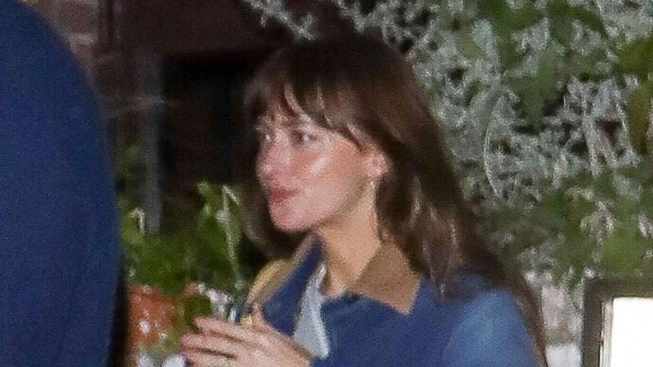 Dalam wawancara terbaru dengan Bustle, Dakota Johnson memberikan komentar yang jarang dilakukannya mengenai kehidupan pribadinya.
