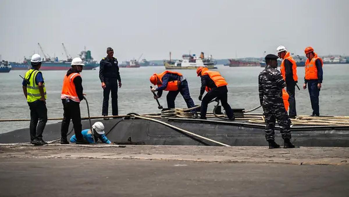 Ikut Latihan Gabungan, Kapal Selam Rusia Berlabuh di Surabaya