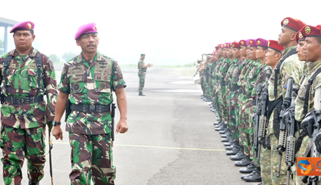 Citizen6, Surabaya: Prosesi penyematan brevet dipimpin Wadan Kobangdikal Brigjen TNI Marinir P. Verry Kunto. G. di lapangan Hangar Skuadron 400 Lanudal Juanda Surabaya, Jumat, (20/1). (Pengirim: Penkobangdikal)