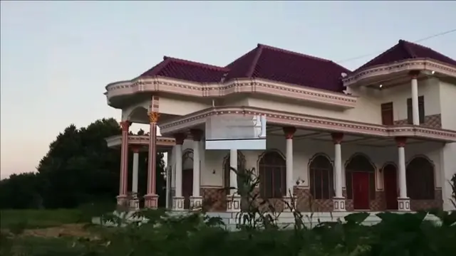 Di Desa Tambak Kecamatan Omben, Sampang Madura terdapat banyak rumah mewah milik perantau asal Madura