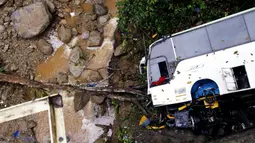 Kondisi bus yang jatuh di jalan penghubung Medellin dan Bogota dekat San Luis, Provinsi Antiokia, Kolombia, 27 Desember 2021. Tujuh orang, termasuk seorang wanita hamil, tewas dan 20 lainnya luka-luka ketika sebuah bus terjun ke jurang. (Fredy BUILES/AFP)