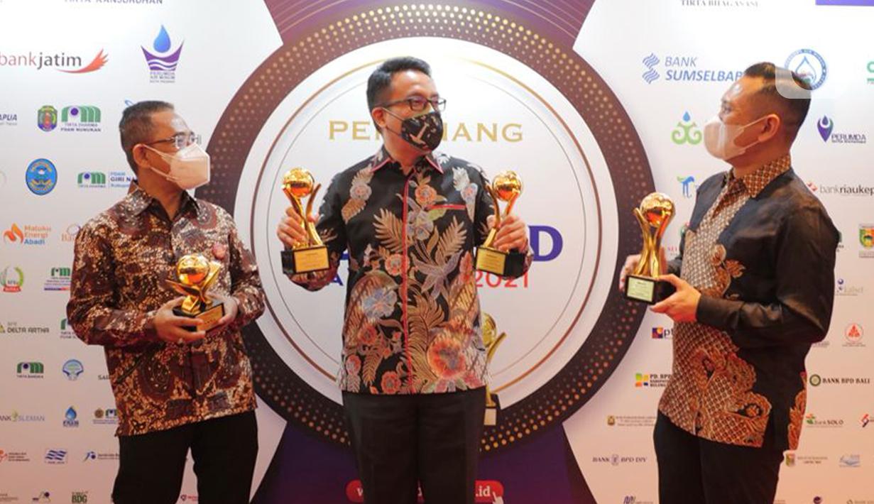 PT Jakarta Industrial Estate Pulogadung (JIEP) meraih 3 penghargaan masing-masing untuk kategori Top CEO BUMD 2021, Top BUMD 2021 Bidang Penanganan Pandemi Covid-19 dan Top BUMD Awards bidang BUMD Aneka Usaha – Bintang 4. (Liputan6.com/HO/Iqbal)
