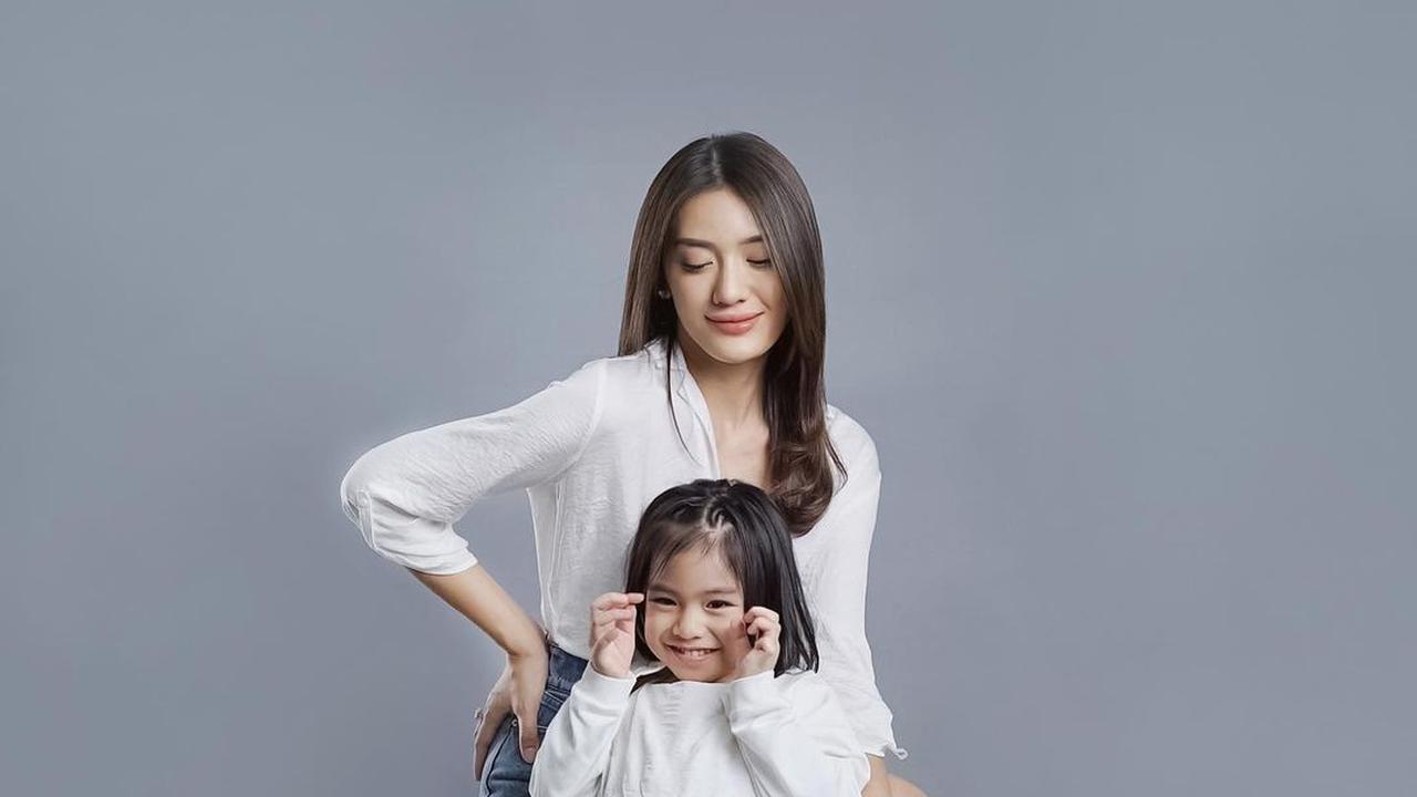 8 Gaya Twinning Anissa Aziza dan Putri Kecilnya Alea, Sama-sama Modis!