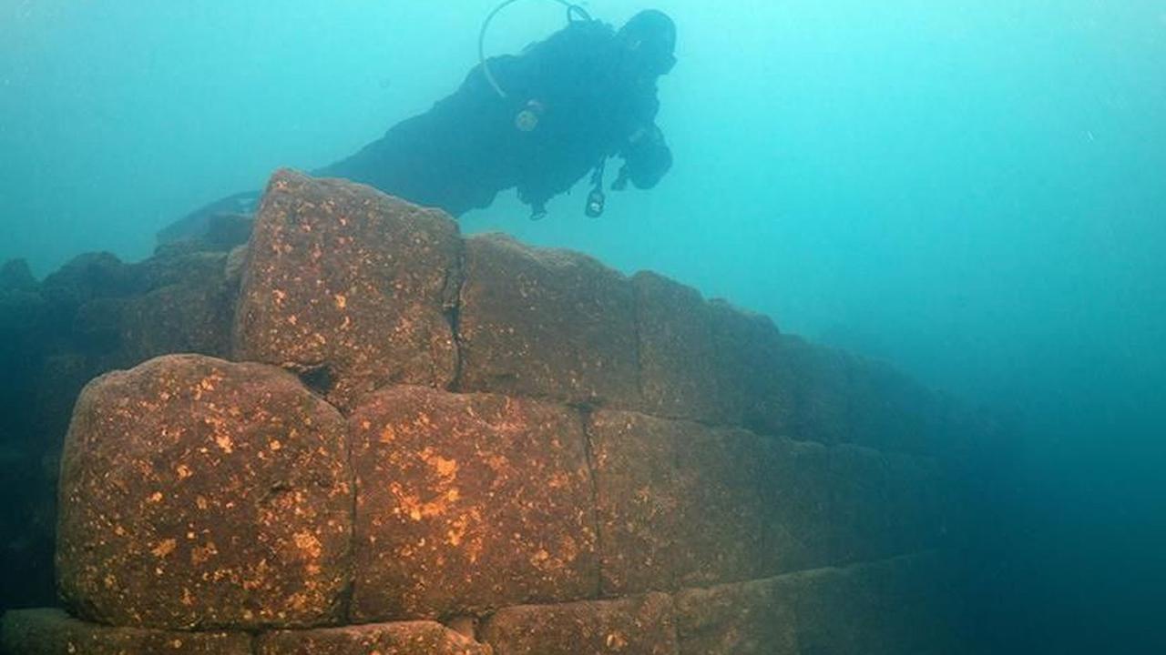 "Mereka menamakan danau ini "laut atas" dan meyakini banyak hal-hal misterius di sana. Dengan keyakinan ini, kami berusaha mengungkap rahasia-rahasia danau."