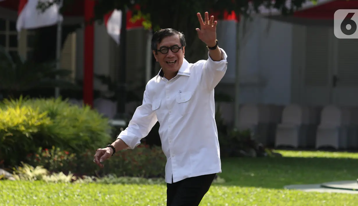 Mantan Menteri Hukum dan HAM Yasonna Laoly tiba di Istana, Jakarta, Selasa (22/10/2019). Yasonna tersenyum dan melambaikan tangan kepada media jelang wawancara calon menteri Kabinet Kerja Jilid II bersama Presiden Joko Widodo. (Liputan6.com/Angga Yuniar)