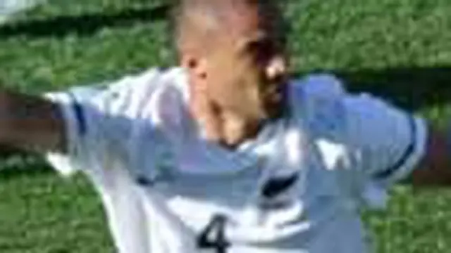 Dramatis. Sundulan defender Winston Reid di menit terakhir injury time menyelamatkan Selandia Baru dari kekalahan menghadapi Slovakia di laga penyisihan Grup F PD 2010. Skor akhir 1-1.