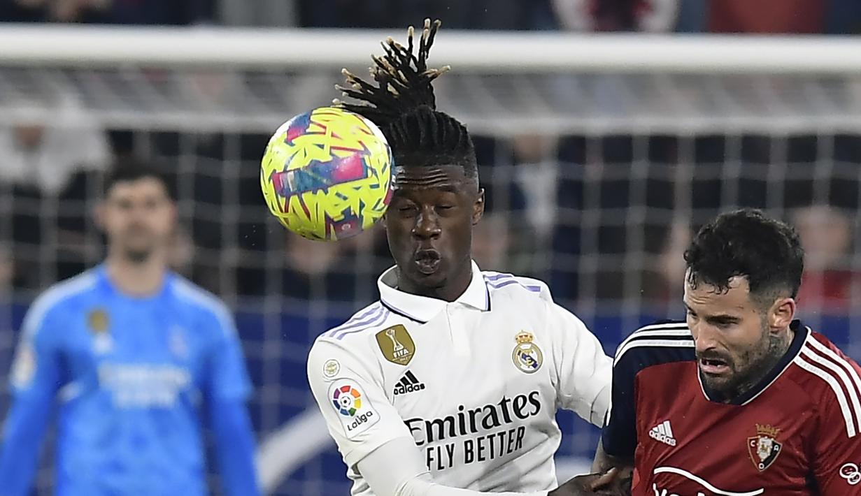 Gelandang Real Madrid, Eduardo Camavinga berebut bola dengan pemain Osasuna, Ruben Garcia selama pertandingan lanjutan La Liga Spanyol di stadion El Sadar di Pamplona, Spanyol, Minggu (19/2/2023). Pasukan Carlo Ancelotti masih berada di posisi kedua dan tertinggal lima angka dari Barcelona di puncak klasemen. (AP Photo/Alvaro Barrientos)