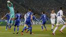 Kiper Chelsea, Asmir Begovic, mengamankan gawangnya dari serangan pemain Dynamo Kiev dalam lanjutan Grup G Liga Champions di Stadion Olympic, Kiev, Ukraina, Rabu (21/10/2015) dini hari WIB. (EPA/Roman Pilipey)