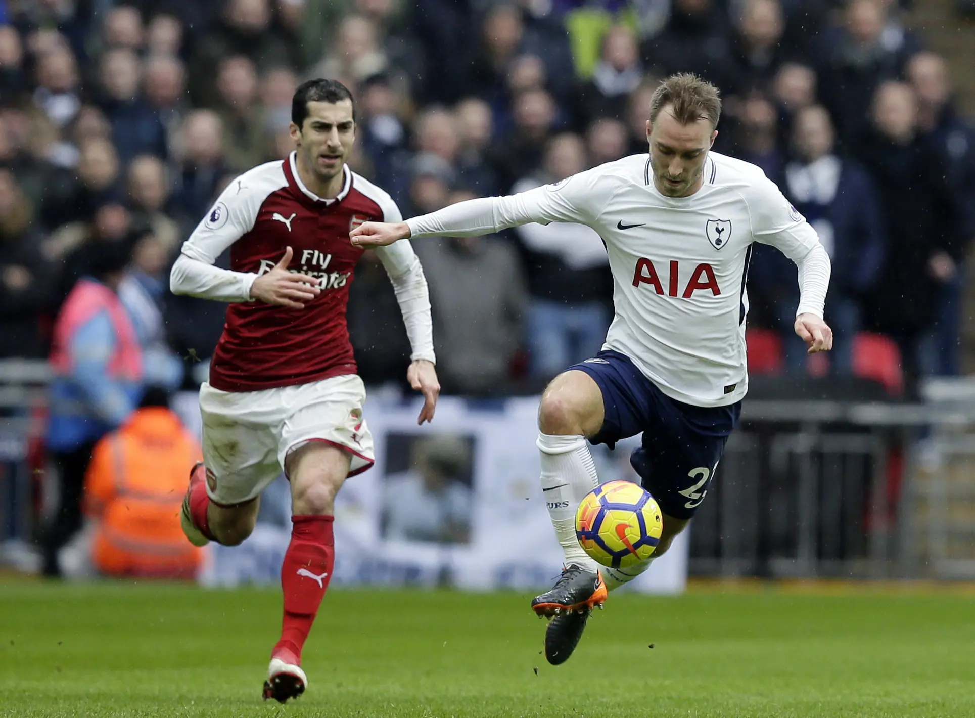 Gelandang Arsenal, Henrikh Mkhitaryan, mencoba mengejar laju pemain Tottenham, Christian Eriksen, pada pertandingan pekan ke-26, di Stadion Wembley, Sabtu (10/2/2017). (AP/Tim Ireland).