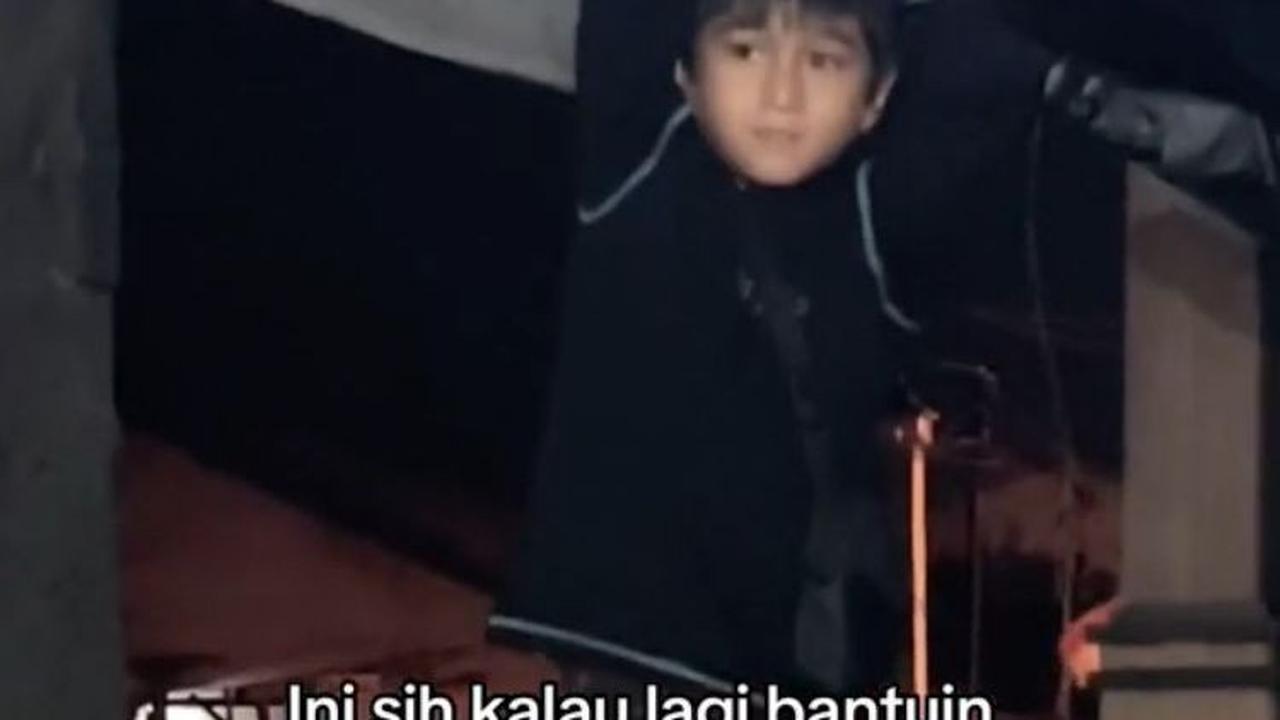 Belum lama ini, viral sebuah video yang diunggah akun @yusufalmuthahar. Dalam video itu, tampak seorang anak laki-laki tengah membantu melepas lampu yang dipakai ibunya berjualan.