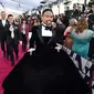 Aktor Billy Porter tiba di karpet merah Piala Oscar 2019 yang digelar di Dolby Theatre, Los Angeles, Minggu (24/2). Billy Porter hadir dengan mengenakan atasan tuksedo berbentuk gaun, dengan bagian rok yang mengembang. (Charles Sykes/Invision/AP)