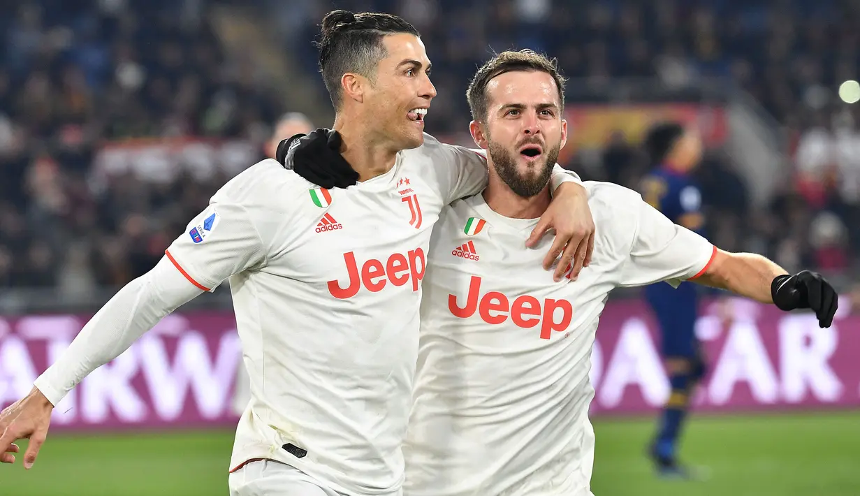 Miralem Pjanic pernah bermain dengan Cristiano Ronaldo kala dirinya direkrut oleh Juventus pada tahun 2016. Pada tahun 2020, dirinya memiliki kesempatan merumput dengan Lionel Messi di Camp Nou, walaupun hanya bertahan satu musim. (Foto: AFP/Tiziana Fabi)