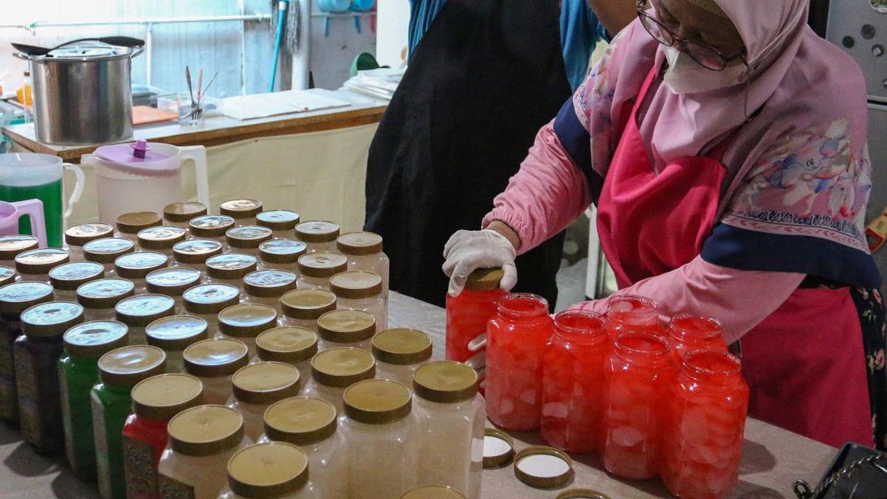Eny bersama sang suami membuat olahan kolang-kaling di industri rumahan Kolkal Griya  miliknya di Cimanggis, Depok, Jawa Barat, Rabu (13/3/2024).&nbsp;Dalam sehari, Kolkal Griya menghabiskan 60-100 kilogram kolang-kaling untuk diolah menjadi 9 varian rasa