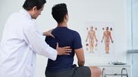 Ilustrasi dokter memeriksa tulang belakang pasien. (Shutterstock/Dragon Images)