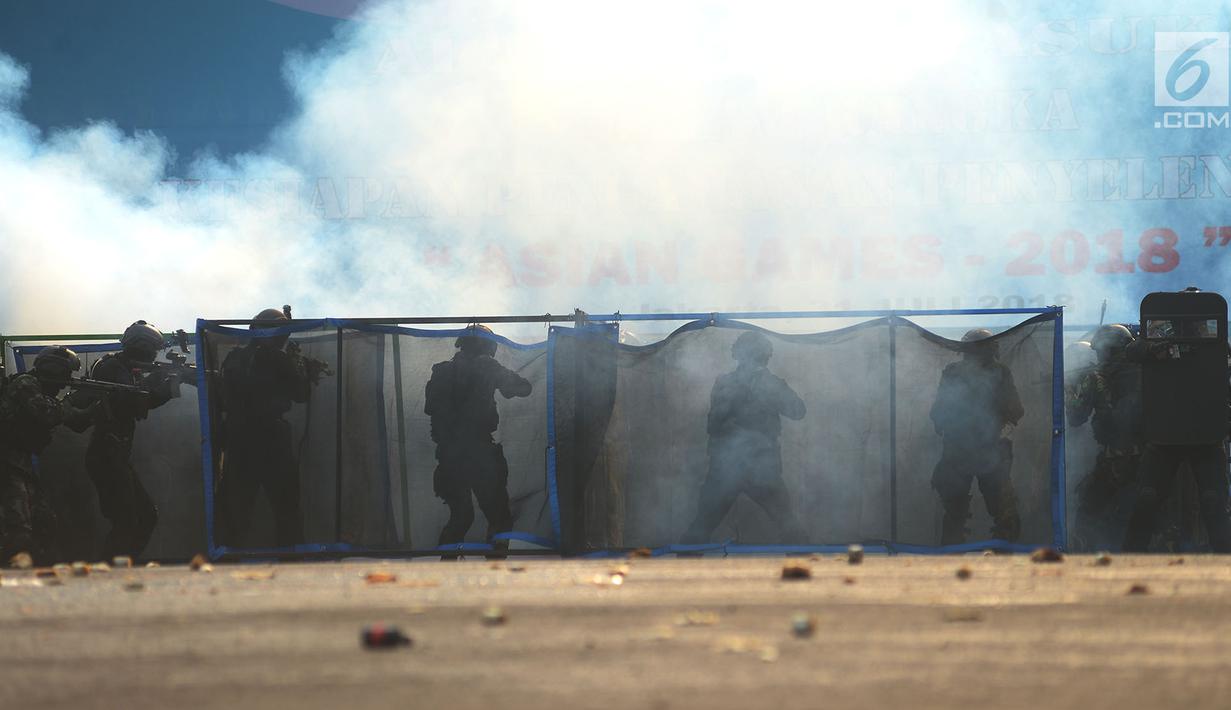 Aksi personel tentara dan polisi bersenjata dalam apel pengamanan Asian Games 2018 di Lapangan Ditlantas Polda Metro Jaya, Jakarta, Selasa (31/7). (Merdeka.com/Imam Buhori)