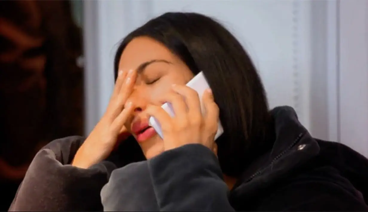 Bahkan ia terlihat benar-benar sedih dan ekspresinya benar-benar frustrasi. (hollywoodlife)