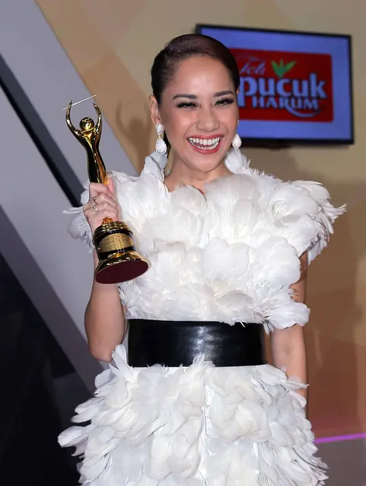 Penyanyi Bunga Citra Lestari meraih penghargaan dalam kategori Karya Produksi Original Soundtrack Terbaik. Ia tampil dengan model kostum bulu-bulu warna putih. (Deki Prayoga/Bintang.com)