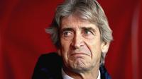 Pelatih West Ham United,  Manuel Pellegrini, saat melawan Southampton pada laga Premier League di Stadion St Mary, Kamis (27/12). West Ham United menang 2-1 atas Southampton. (AP/Andrew Matthews)