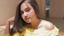 Selain piawai dalam berakting, paras cantik Syifa Hadju tak kalah mencuri perhatian. Apalagi perempuan kelahiran 13 Juli 2000 ini sering tampil tanpa makeup di berbagai kesempatan. Penampilannya tanpa riasan wajah itu dibanjiri pujian oleh warganet. (Liputan6.com/IG/syifahadjureal)