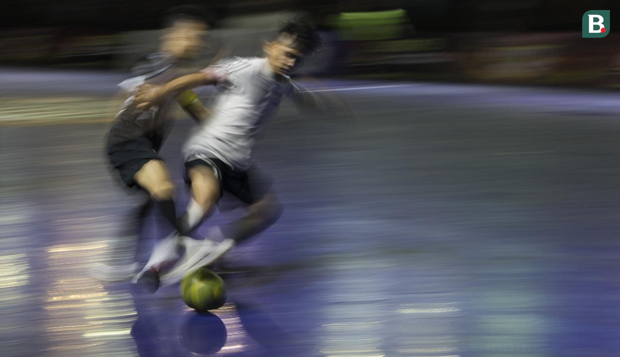 Pemain AFN Bogor berusaha melewati pemain Kerambah Futsal pada Grand Final Futsal Battle di Mall Taman Anggrek, Jakarta, Minggu (14/10). Acara kompetisi futsal tahunan ini berlangsung meriah. (Bola.com/Vitalis Yogi Trisna)