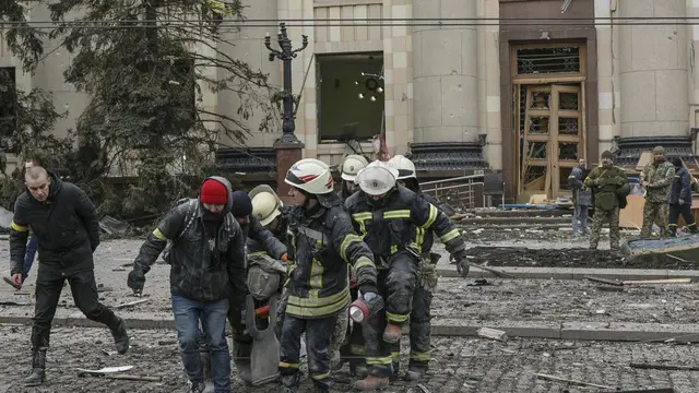 Layanan darurat di Ukraina membantu korban usai Rusia menyerang Kharkiv.