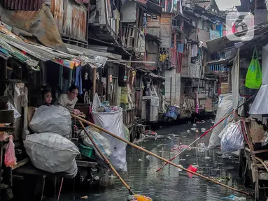 Aktivitas warga yang tinggal di kawasan padat penduduk, Jakarta, Rabu (7/5/2025). (Liputan6.com/Angga Yuniar)