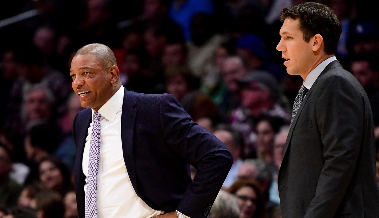 Ekspresi pelatih LA Clippers (kiri) dan pelatih LA Lakers, Luke Walton saat menyaksikan timnya berjibaku pada laga NBA basketball games di Staples Center, Los Angeles, California, (27/11/2017). Clippers menang 120-115. (Harry How/Getty Images/AFP)