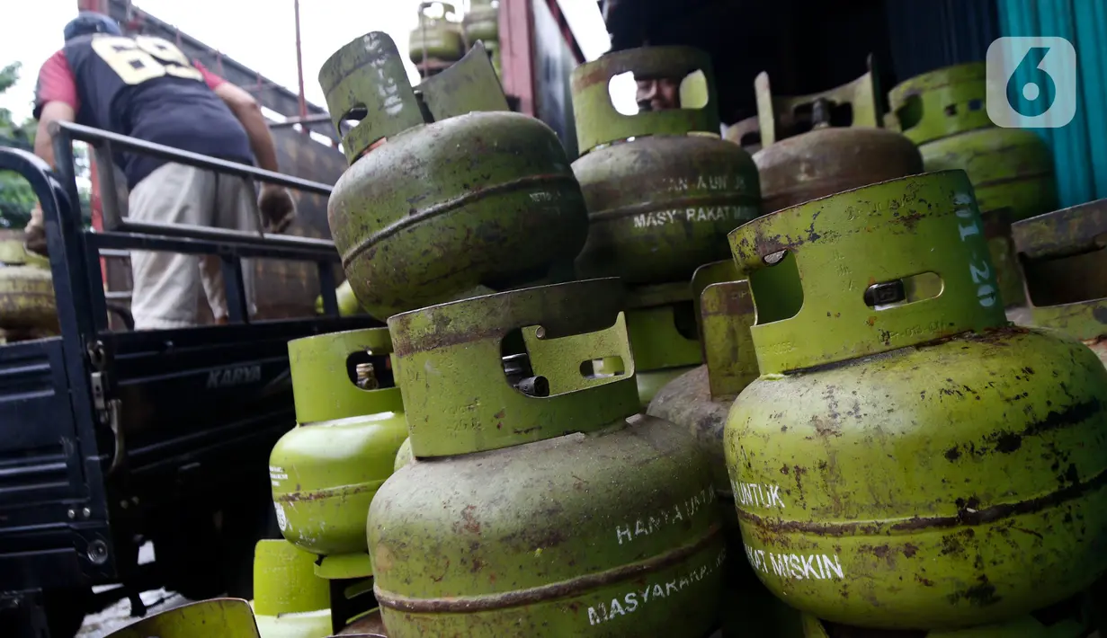 Pekerja saat melakukan penurunan elpiji 3 kilogram di Jakarta, Kamis (5/3/2020). Pemerintah berencana mengembangkan jaringan gas (jargas) atau citygas guna menambal beban fiskal akibat subsidi elpiji 3 kilogram. (Liputan6.com/Johan Tallo)