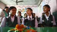 Mantan Dewi Nepal atau Kumari, Matina Shakya (tengah) berinteraksi dengan teman sekelasnya saat hari pertama masuk sekolah di Kathmandu (9/10). Matina Shakya dinobatkan sebagai Kumari saat berusia tiga tahun. (AFP Photo/Gopen Rai)