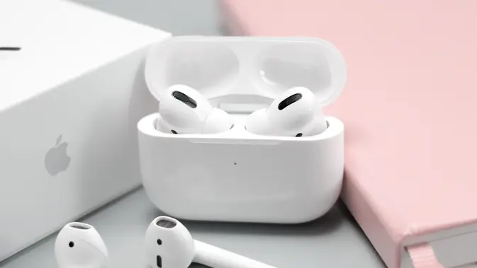 AirPods & AirPods Pro (Photo by Daniel Romero on Unsplash)