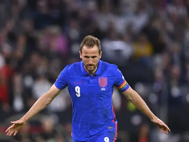 Penyerang Inggris, Harry Kane berselebrasi usai mencetak gol lewat titik penalti ke gawang Jerman pada pertandingan Grup A3 UEFA Nations League di Allianz Arena, Munich, Rabu (8/6/2022). Inggris bermain imbang dengan Jerman 1-1. (AP Photo/Markus Ulmer)