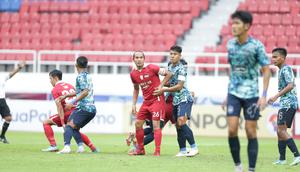 Kapten Persis Solo, Rian Miziar (kanan), ditempel ketat bek PSIS Semarang, Wahyu Prasetyo, saat berduel pada pertandingan Derby Jawa Tengah d Stadion Jatidiri, Semarang, Jumat (17/2/2023). (DOK Persis)