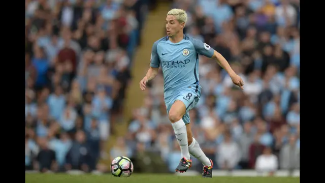 Foto: Engap, Baru Sebulan Pensiun Samir Nasri Punya Tubuh Tambun