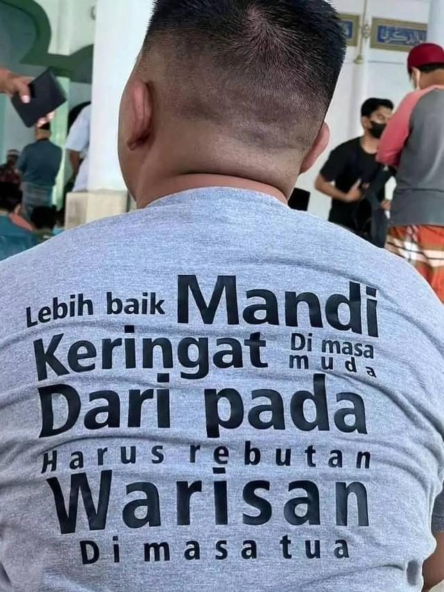 10 Potret Tulisan Nyeleneh di Belakang Kaos Ini Bikin Tepuk Jidat
