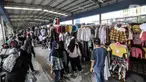 Pengunjung memilih pakaian di Skybridge Pasar Tanah Abang, Jakarta, Rabu (28/4/2021). Jumlah pengunjung dan aktivitas perdagangan kebutuhan pakaian Lebaran di jembatan multiguna ini mulai mengalami peningkatan memasuki 2 minggu menjelang Idul Fitri. (merdeka.com/Iqbal S. Nugroho)
