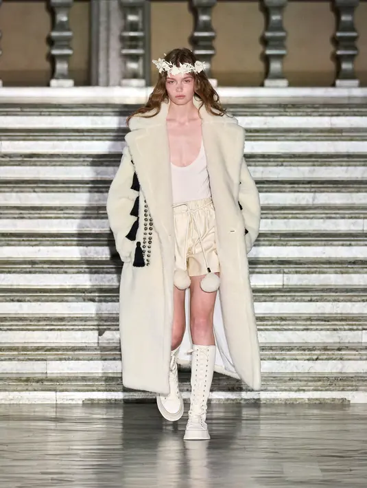 Max Mara menghadirkan koleksi yang banyak bermain dengan siluet tahun 1900an; sungguh-sungguh, tegak, dan disesuaikan. Hasilnya adalah lengan gigot yang tampak modern, ankle grazing skirts, elbow length capes, dan smart blouses untuk dikenakan dengan dasi kupu-kupu. Foto: Document/Max Mara.