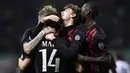 Pemain AC Milan merayakan gol yang dicetak Matias Fernandez. Dengan kemenangan ini skuat Merah-Hitam bercokol di posisi keenam klasemen sementara Serie A dengan koleksi 53 poin. (AFP/ Miguel Medina) 