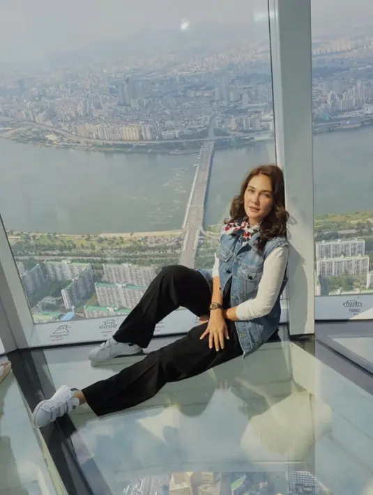 Seperti ini misalnya, Luna tampil dengan celana hitam daan atasan abu-abu, serta rompi denim yang membuat gayanya keren banget. Terlebih saat OOTD ini ia memakai sneakers putihnya. (Instagram/lunamaya)